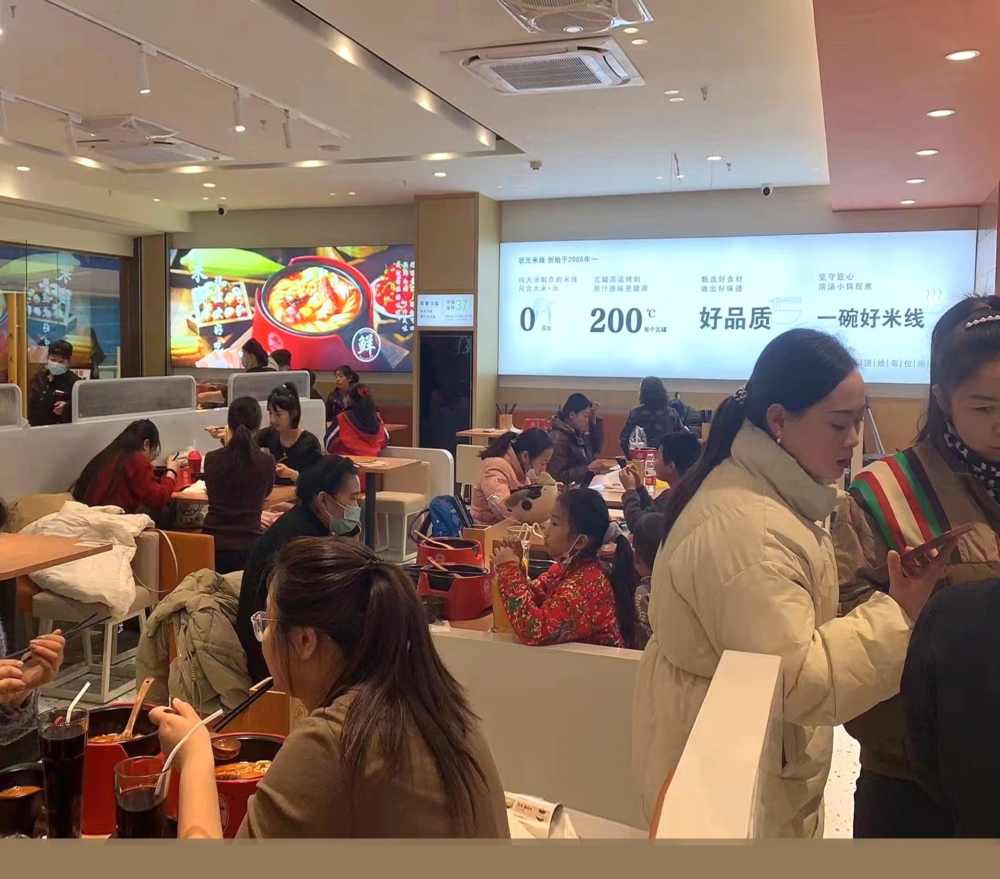狀元米線20年來一直堅持品質(zhì)至上誠邀您隨時來總部考察，全國合作熱線：400-967-2208